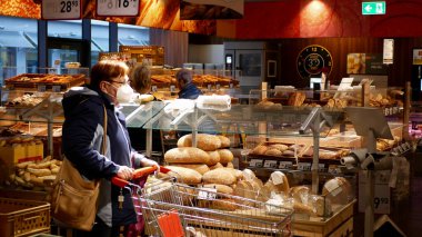 PRAGUE, CZECH REPUBLIC, 22 EKİM 2020: Coronavirus maskesi pastacıda, pazar yerindeki insanların covid-19 enfeksiyonuna karşı alışveriş bölümünde, salgın solunum yolu açık.