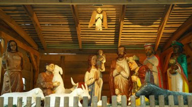 PROSTEJOV, CZECH REPUBLIC, 15 ARALIK 2020: Beytüllahim eli ahşap figürlerden oyulmuş, İsa heykeli Joseph, Mary, İsa Mesih 'in küçük bebeği yakın plan, Üç Kralın gerçek boyutunda melek