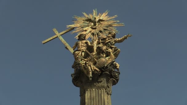 OLOMOUC, CZECH REPUBLIC, JUNE 29, 2020: Heritage plague column holy trinity UNESCO, statues of gilded gold copper Earth stand God the Father and Son, hovers Holy Spirit archangel Michael — Stock Video