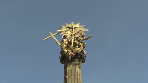 OLOMOUC, TSJECHIË, 29 juni 2020: Erfgoedzuil heilige drie-eenheid UNESCO, standbeelden van verguld goud koper Aarde staat God de Vader en Zoon, zweeft Heilige Geest aartsengel Michael — Stockvideo