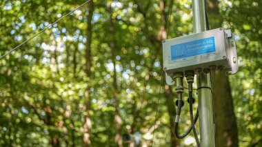 BRNO, CZECH REPUBLIC, OCTOBER, 20, 2020: Eddy kovaryans sistemleri sonik anemometre enstrümanı Gill sensör veri kulesi bilimsel kule araştırma gaz analisti rüzgar karbondioksit gazı analizcisi