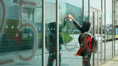 OSTRAVA, CZECH REPUBLIC, 16 Nisan 2021: Soykırım İsyanı protesto spreyleri boya spreyleri spreyleme finansal banka çalışanları. Sembol çemberi gezegeni şekillendiren kum saati uyarısı yazdı. Eylemci XR