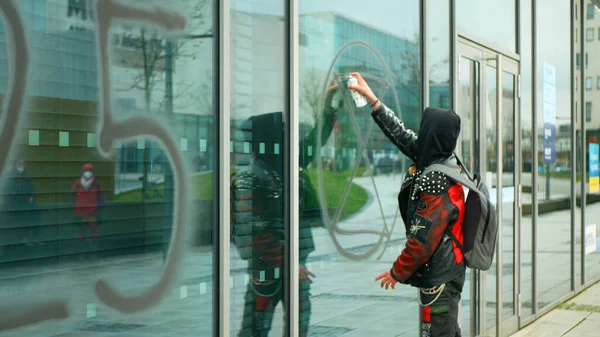 OSTRAVA, CZECH REPUBLIC, APRIL 16, 2021: Extinction Rebellion protest spray chalk splaining color branch financial bank people. 지구의 기호 행성은 모래시계 경고를 틀어 놓았다. 활동적 인 XR — 스톡 사진