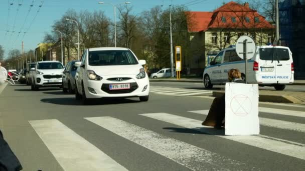 OSTRAVA, DEN TJEKKISKE REPUBLIK, APRIL 16, 2021: Udryddelse af protestoprør blokerer vejen blokerer vejen, hvor biler bilister. Banner symbol cirkel repræsenterer planet stiliseret timeglas er advarsel – Stock-video
