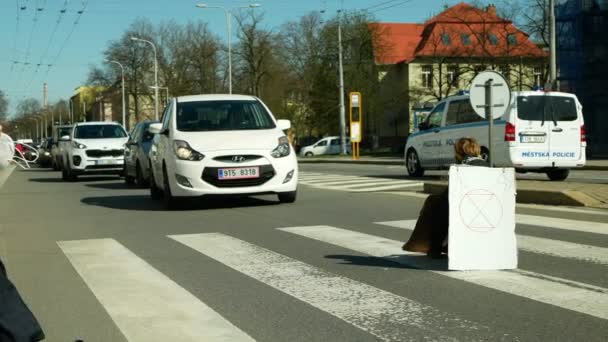 OSTRAVA, REPÚBLICA CHECA, 16 DE ABRIL DE 2021: La rebelión de extinción protesta bloqueando la ruta de la cuadra obstruye la carretera donde los automovilistas. Banner símbolo círculo representa planeta estilizado reloj de arena está advirtiendo — Vídeo de stock