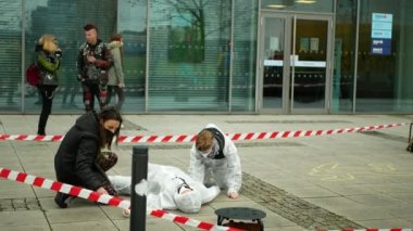 OSTRAVA, CZECH REPUBLIC, 16 Nisan 2021: Soyu tükenme isyanı eylemci kadın eylemciler yerde ölü yatıyor, finans bankası caddesine karşı protesto, isyancı gösterileri