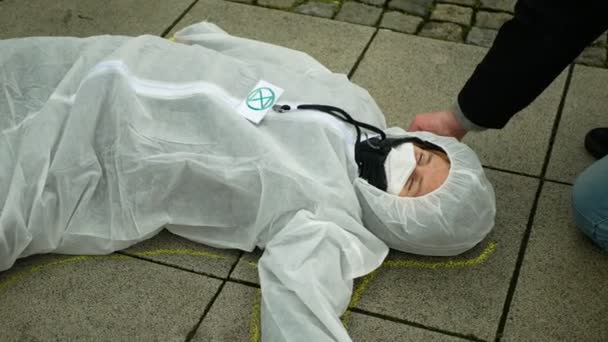 OSTRAVA, REPÚBLICA CHECA, 16 DE ABRIL DE 2021: Rebelión de extinción personas activistas mueren en personas yacen en la plaza mostrando muerte, protesta contra la calle del banco financiero, manifestación de rebeldes — Vídeos de Stock