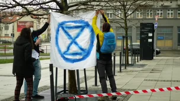 OSTRAVA, CZECH REPUBLIC, APRIL 16, 2021: Extinction Rebellion 활동가들 플래그 플래그 주위 지구 모래시계 XR, 금융 은행 거리에 대한 항의, 체코, 유럽 시위 — 비디오