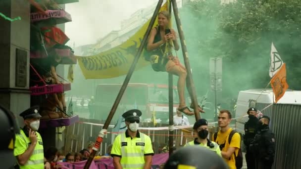 PRAG, TSCHECHISCHE REPUBLIK, 28. JUNI 2021: Demonstration Löschung Rebellion Protest blockiert Blockade Flara Bank, Rauchbombe Frau gefesselt Gebäude Klimaaktivist Bereitschaftspolizei — Stockvideo