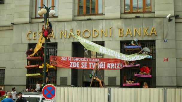 PRAGA, CZESKA REPUBLIKA, 28 czerwca 2021 r.: Demonstracja Blokada blokady blokady bloku rebeliantów Bank, aktywiści związani łańcuchami aktywiści budowlani aktywiści klimatyczni, lampa uliczna z transparentem — Wideo stockowe