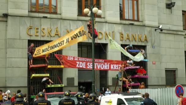 PRAGUE, RÉPUBLIQUE TCHÈQUE, 28 JUIN 2021 : Manifestation militante Extinction Manifestation rébellion bloquant le blocus Banque, personnes liées bâtiment enchaîné militant pour le climat, lampadaire — Video