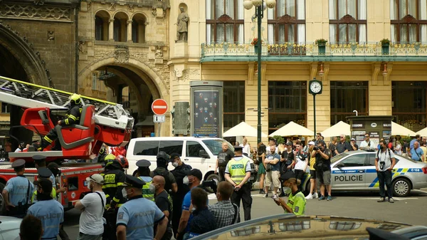PRAGUE, ΤΣΕΧΙΚΗ ΔΗΜΟΚΡΑΤΙΑ, 28 ΙΟΥΝΙΟΥ 2021: Εξάλειψη Εξέγερση εξέγερση αποκλεισμός μπλοκ διαδήλωση, οι άνθρωποι παρακολουθούν την τράπεζα κτίριο και ακτιβιστές διαδηλωτές, εναέρια πλατφόρμα εργασίας, Πράγα — Φωτογραφία Αρχείου