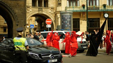 PRAGUE, CZECH REPUBLIC, 28 HAZİRAN 2021: Sönme İsyanı kırmızı tugay pandomim, panto pantomim, kan Gezegeni iklim değişikliğini simgeleyen isyancılar, aktivistlerin eylemci eylemci blok Bank