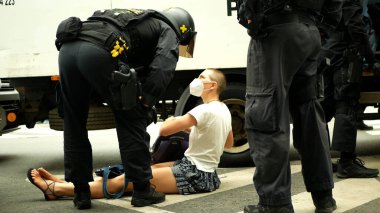 PRAGUE, CZECH REPUBLIC, 28 HAZİRAN 2021: Polis ayaklanması aktivist eylemci kadın Yok Olma İsyanı. Araba polis karakolu tutuklandı, polis müdahalesi protestocu tutuklamasını protesto etti