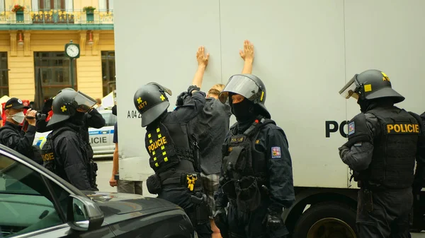 PRAGUE, CSEH KÖZTÁRSASÁG, 2021. június 28: Rendőrségi lázadás által fogva tartott aktivista aktivista aktivista emberek férfi fiú kihalás lázadás. Autós rendőrség letartóztatva, rendőri beavatkozás a letartóztatás demonstrációjára. — Stock Fotó