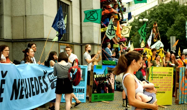 PRAGUE, REPÚBLICA CHECA, 28 DE JUNHO de 2021: Mãe ativista Veronika Holcnerova amamentando pequeno bebê ativismo demonstração Extinção Rebelião protesto bloqueio bloqueio bloqueio banco — Fotografia de Stock