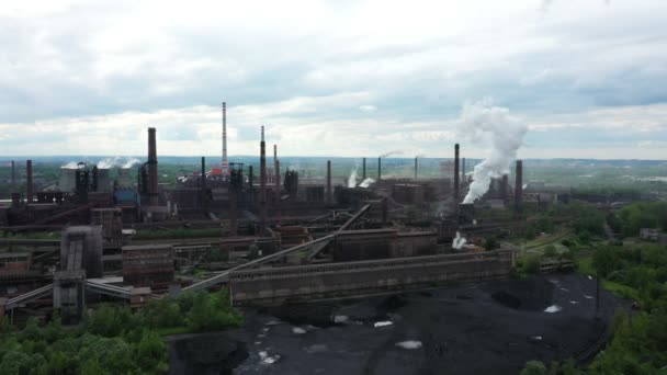 Factory metall stål drönare antenn video skott rök skorstenar svart bearbetning varm, smog stad Ostrava, damm luft dron raffinaderi katastrof situation snabb strömning utsläpp hälsa rökning ekologi — Stockvideo