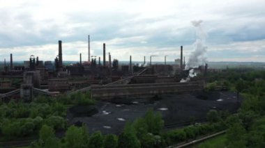 Fabrika işleme sıcak metal drone video duman bacalar siyah, sis şehri Ostrava, toz hava dron rafineri felaket durum hızlı yayılan emisyonlar sağlık sigara çevre kirliliği