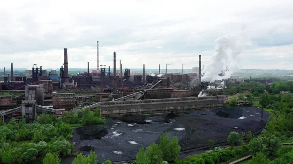Fabrika işleme sıcak metal drone video duman bacalar siyah, sis şehri Ostrava, toz hava dron rafineri felaket durum hızlı yayılan emisyonlar sağlık sigara çevre kirliliği — Stok fotoğraf
