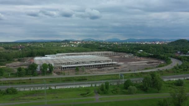 Hale budowlane przemysłowe fabryka drony lotnicze wideo strzał produkcja magazyn kompleks hali żyznej ziemi kraju, quadcopter widok latający lot pokaz — Wideo stockowe