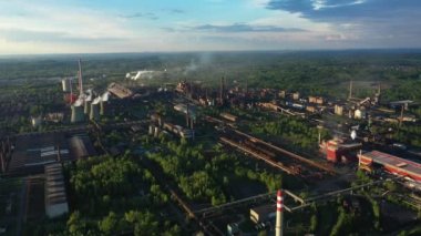 Fabrika metal drone hava aracı video dumanı bacalar sıcak işlenen duman şehri Ostrava, toz hava dronu rafineri felaket durum hızlı yayılan emisyonlar sağlık sigara çevre kirliliği