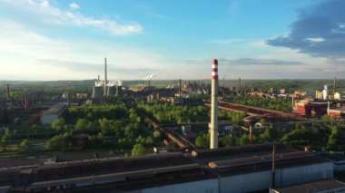 İnsansız hava aracı fabrikası metal klibi duman bacalarını sisli, sis şehri Ostrava 'yı, toz hava dronu rafinerisi felaketini, hızlı yayılan emisyonları, sigara içme kirliliği ekolojisini vurdu.