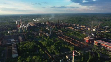 Fabrika işleme sıcak metal drone video duman bacalar siyah, sis şehri Ostrava, toz hava dron rafineri felaket durum hızlı yayılan emisyonlar sağlık sigara çevre kirliliği