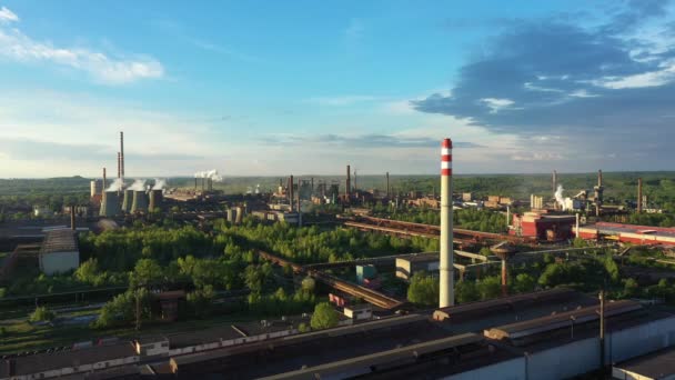 Fabbrica metallo acciaio drone aerea video girato fumo camini nero lavorazione caldo, smog città Ostrava, polvere aria dron raffineria situazione calamità rapido streaming emissioni salute fumo inquinamento ecologia — Video Stock