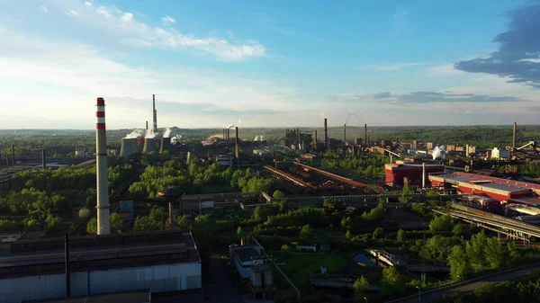 Fabrika işleme sıcak metal drone video duman bacalar siyah, sis şehri Ostrava, toz hava dron rafineri felaket durum hızlı yayılan emisyonlar sağlık sigara çevre kirliliği — Stok fotoğraf