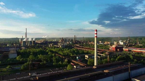 Fabrika metal drone hava aracı video dumanı bacalar sıcak işlenen duman şehri Ostrava, toz hava dronu rafineri felaket durum hızlı yayılan emisyonlar sağlık sigara çevre kirliliği — Stok fotoğraf