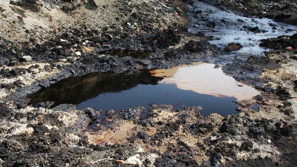 Auswirkungen auf die Natur durch mit Chemikalien und Öl kontaminierte Böden — Stockfoto