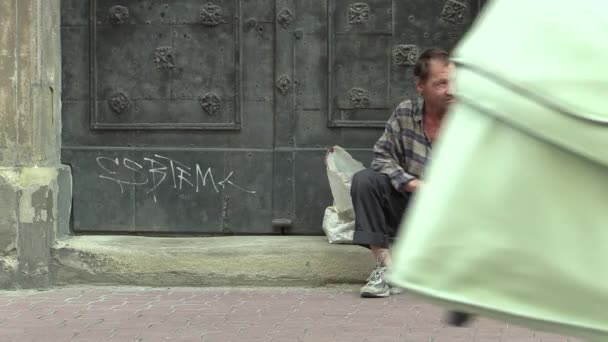 BRNO, REPÚBLICA CHECA - 27 DE AGOSTO DE 2015: Auténtica emoción hombre mayor sin hogar en la mendicidad de la ciudad, Europa, UE — Vídeos de Stock
