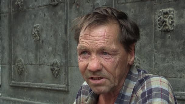 Brno, Tjeckien - 27 augusti 2015: autentiska känslor senior mannen ansikte hemlösa, Europa, Eu — Stockvideo