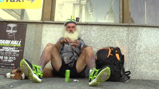 Brno, Çek Cumhuriyeti - 1 Eylül 2015: Otantik evsiz adam yapar ve bir sigara içiyor — Stok video
