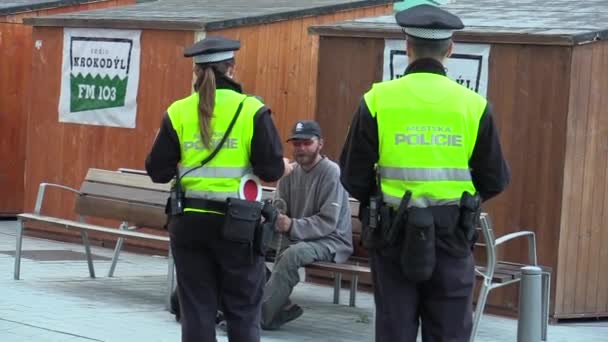 BRNO, REPUBBLICA CECA - 11 SETTEMBRE 2014: Autentico senzatetto emotivo che parla con la polizia — Video Stock