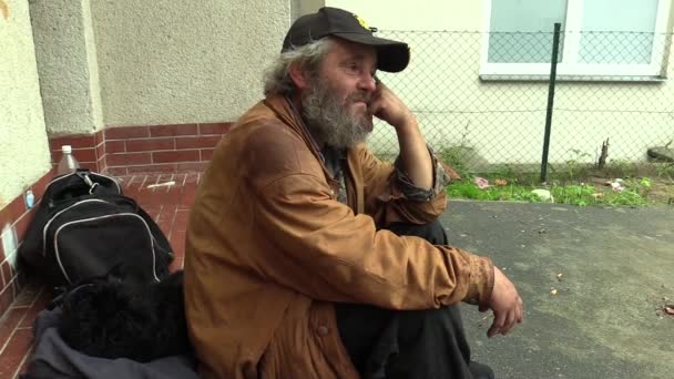 BRNO, CZECH REPUBLIC - SEPTEMBER 11, 2014: Authentic emotion homeless man senior — Stock Video