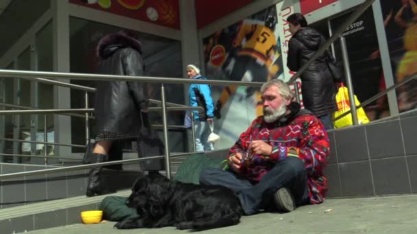 ОЛОМОУК, ЧЕШСКАЯ РЕСПУБЛИКА - 7 апреля 2015 года: Старший бездомный в городе попрошайничает и пьет алкоголь — стоковое видео