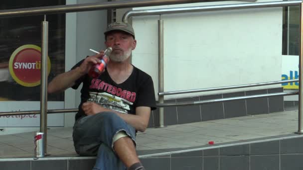 OLOMOUC, REPÚBLICA CHECA - 7 DE JULIO DE 2015: Hombres y mujeres mayores sin hogar en la ciudad bebiendo alcohol, borrachos — Vídeo de stock