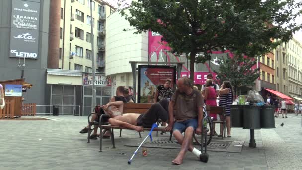 Brno, Tschechische Republik - 1. September 2015: authentische Emotion Obdachloser schlafend, wach und isst Konserven, Südmähren, Europa, EU — Stockvideo