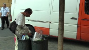Brno, Çek Cumhuriyeti - 11 Ağustos 2015: otantik evsiz adam arıyor ve yiyor gıda çöp kutusu, South Moravia, Avrupa, AB