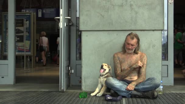 Olomouc, Tsjechië - 27 augustus 2015: authentieke emotie senior man daklozen in stad bedelen met hond, stad Olomouc, Midden Moravië, Tsjechië, Europa, Europese Unie — Stockvideo