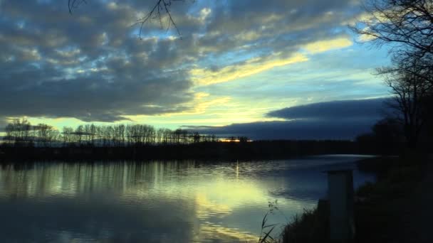 Pôr do sol sobre a lagoa Vitek (perto da aldeia Nova Hlina ) — Vídeo de Stock