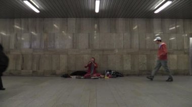 Brno, Çek Cumhuriyeti - 10 Eylül 2015: Genç adam şehir dilenci, evsiz flüt çalış, para, müzik, insanlar metro, yürüyüş South Moravia, Çek Cumhuriyeti, Avrupa, AB alır