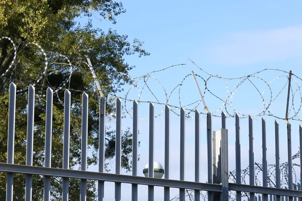 Vysni Lhoty, Çek Cumhuriyeti - 18 Ekim 2015: Kuvvetlendirme dikenli çit, jilet gözaltı çevresinde kamp Vysni Lhoty, Doğu Almanya, Avrupa, AB — Stok fotoğraf