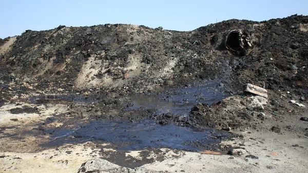 Eski döküm zehirli atık, kirlenmiş toprak ve su ile kimyasal maddeler ve petrol, çevre felaketi, çevrenin, kirlenme etkileri doğadan petrol lagün kirliliği, Avrupa, Avrupa Birliği