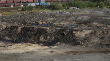 Ostrava, Çek Cumhuriyeti, 3 Ağustos 2015: eski döküm atık Toksik yağlar. Çek Cumhuriyeti Avrupa'nın büyük yüzey kirliliği. Yeraltı su kirlenme.