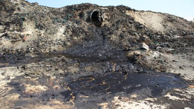 Ostrava, Çek Cumhuriyeti - 3 Ağustos 2015: eski dökümü toksik atık Ostrava, petrol lagün, Ostramo, etkileri doğadan toprak kontamine kimyasallar ve yağ ile Moravya-Silesia bölgesi, Avrupa, AB