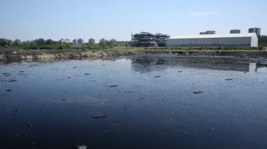 Ostrava, Çek Cumhuriyeti - 3 Ağustos 2015: eski dökümü toksik atık Ostrava, petrol lagün, Ostramo, etkileri doğadan toprak kontamine kimyasallar ve yağ ile Moravya-Silesia bölgesi, Avrupa, AB