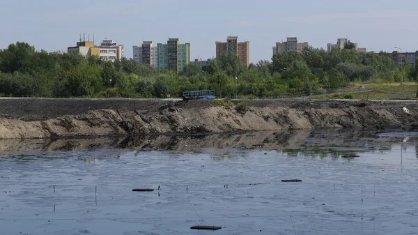 Οστράβα - 3 Αυγούστου 2015: Η πρώην χωματερή τοξικών αποβλήτων στην Οστράβα, φύση εφέ λιμνοθάλασσα, Ostramo, λάδι από χώμα μολυσμένα με χημικών και πετρελαίου, περιοχή της Μοραβίας-Σιλεσίας, η Ευρώπη, η ΕΕ — Φωτογραφία Αρχείου