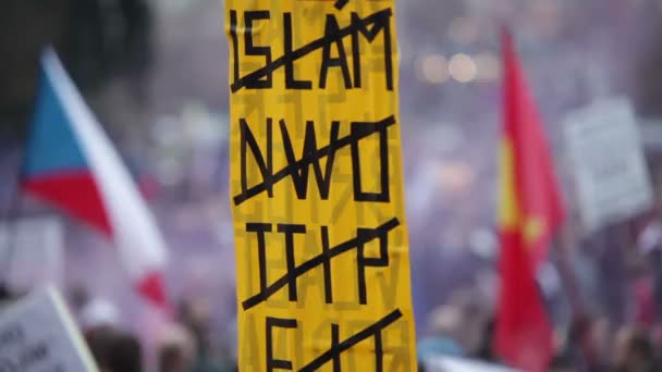 Demonstratie tegen Mohammedanisme en vluchtelingen in Praag — Stockvideo